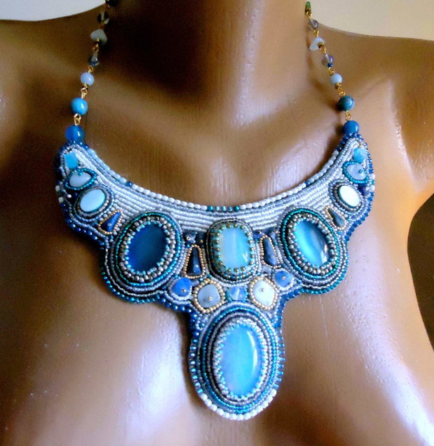 Colier statement brodat in intregime manual, pietre mari si mici, alb, bleu, turquoise pal si mai intens, in aur si bronz