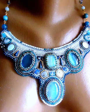 Colier statement brodat in intregime manual, cu 3 opalite mari pietre mari si mici, alb, bleu, turquoise pal si mai intens, in aur si bronz