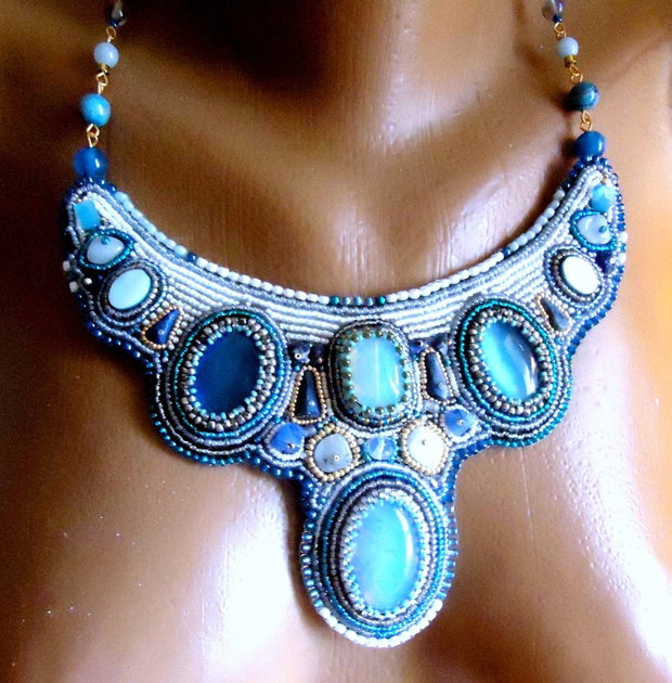 Colier statement brodat in intregime manual, pietre mari si mici, alb, bleu, turquoise pal si mai intens, in aur si bronz