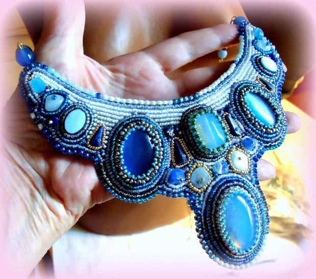 Colier statement brodat in intregime manual, pietre mari si mici, alb, bleu, turquoise pal si mai intens, in aur si bronz