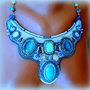 Colier statement brodat in intregime manual, pietre mari si mici, alb, bleu, turquoise pal si mai intens, in aur si bronz