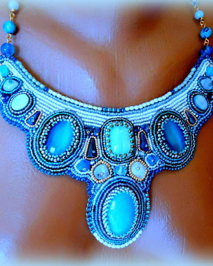 Colier statement brodat in intregime manual, pietre mari si mici, alb, bleu, turquoise pal si mai intens, in aur si bronz