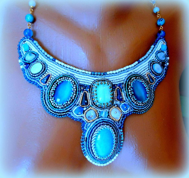 Colier statement brodat in intregime manual, pietre mari si mici, alb, bleu, turquoise pal si mai intens, in aur si bronz