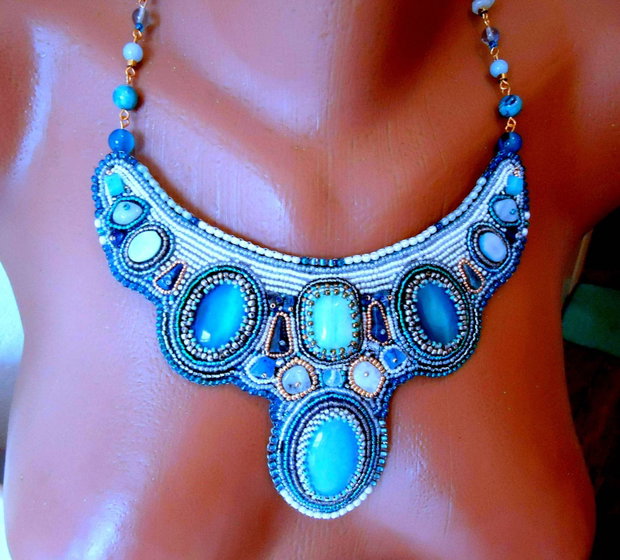 Colier statement brodat in intregime manual, pietre mari si mici, alb, bleu, turquoise pal si mai intens, in aur si bronz