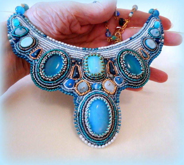 Colier statement brodat in intregime manual, pietre mari si mici, alb, bleu, turquoise pal si mai intens, in aur si bronz