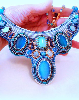 Colier statement brodat in intregime manual, pietre mari si mici, alb, bleu, turquoise pal si mai intens, in aur si bronz