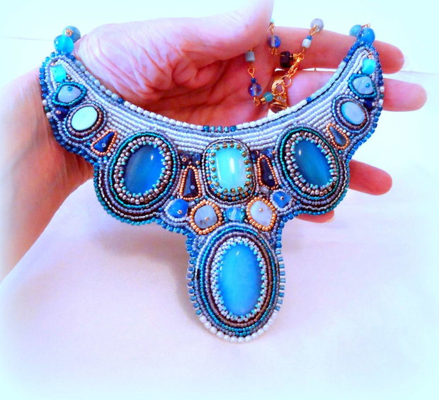 Colier statement brodat in intregime manual, pietre mari si mici, alb, bleu, turquoise pal si mai intens, in aur si bronz