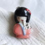 Brosa din portelan pictat KOKESHI