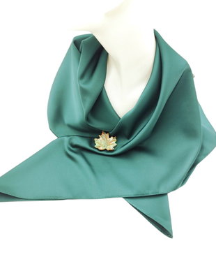 Set cadou esarfa satinata verde inchis si brosa ceramica frunza, 4683