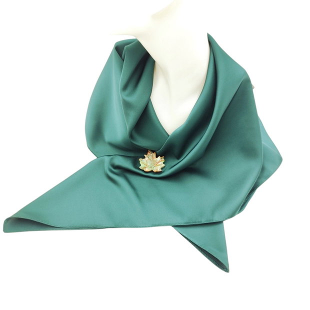 Set cadou esarfa satinata verde inchis si brosa ceramica frunza, 4683