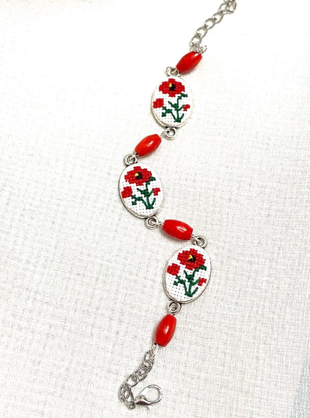 Bratara  cu broderie manuala