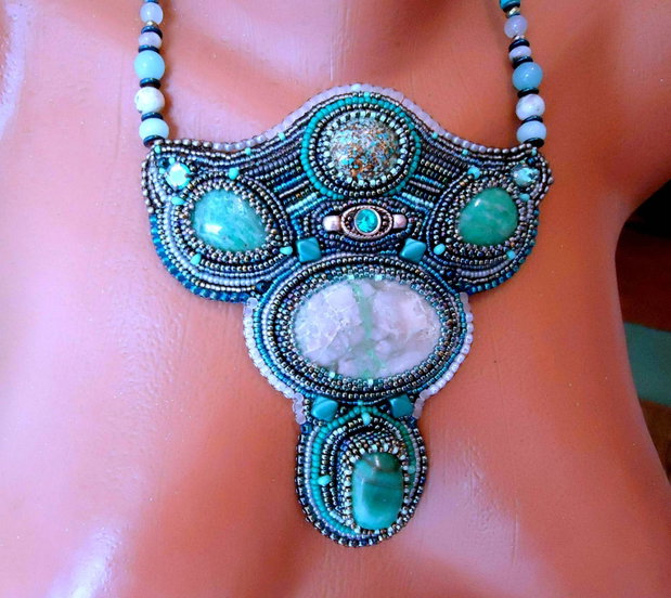 Reducere 50% /  colier statement broderie manuala/ bead embroiderry/ forma deosebita, cu turquoise african, amazonit rusesc si variscit, unicat irepetabil, bijuterii pe viatal