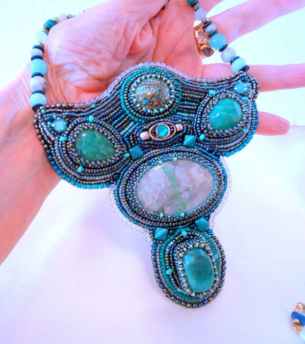 Reducere 50% /  colier statement broderie manuala/ bead embroiderry/ forma deosebita, cu turquoise african, amazonit rusesc si variscit, unicat irepetabil, bijuterii pe viatal