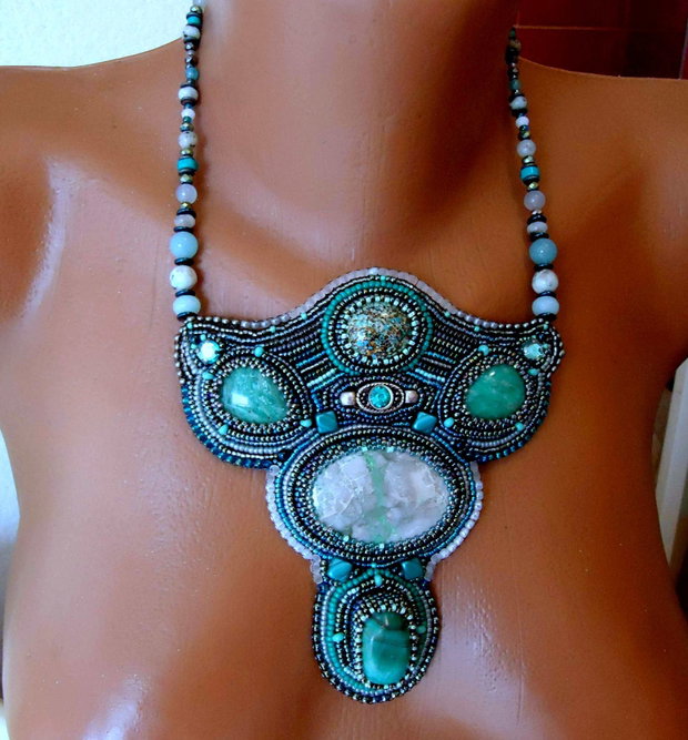 Reducere 50% /  colier statement broderie manuala/ bead embroiderry/ forma deosebita, cu turquoise african, amazonit rusesc si variscit, unicat irepetabil, bijuterii pe viatal