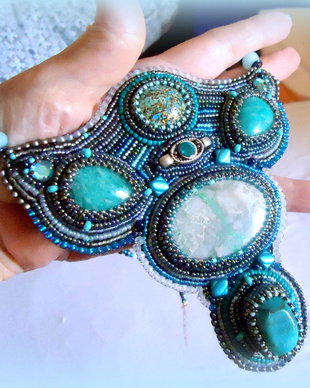 Colier statement broderie manuala/ bead embroiderry/ forma deosebita, cu turquoise african, amazonit rusesc si variscit, unicat irepetabil, bijuterii pe viatal