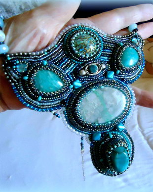 Reducere 50% /  colier statement broderie manuala/ bead embroiderry/ forma deosebita, cu turquoise african, amazonit rusesc si variscit, unicat irepetabil, bijuterii pe viatal