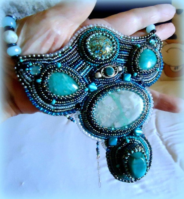 Reducere 50% /  colier statement broderie manuala/ bead embroiderry/ forma deosebita, cu turquoise african, amazonit rusesc si variscit, unicat irepetabil, bijuterii pe viatal