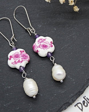 Cercei handmade unicat - ametist, flori ceramica si perle (cod1454)