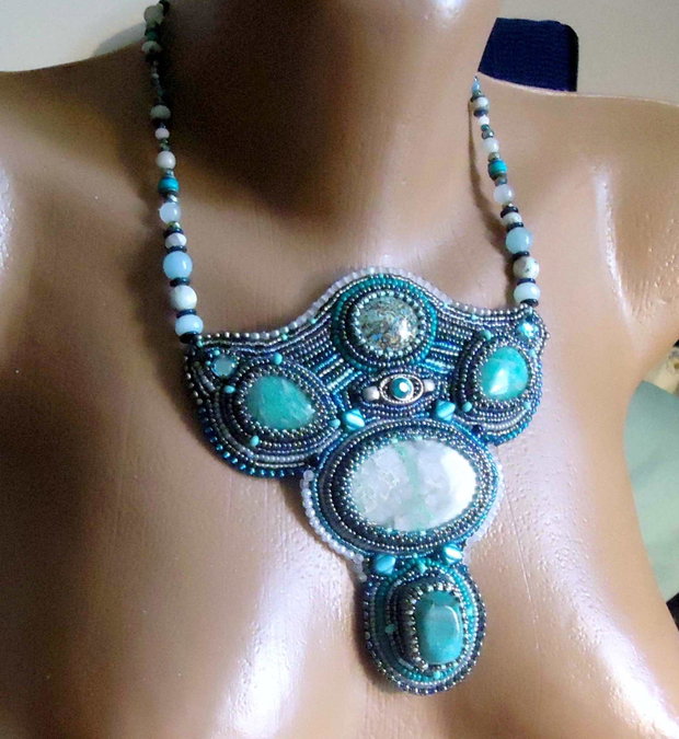 Colier statement broderie manuala/ bead embroiderry/ forma deosebita, cu turquoise african, amazonit rusesc si variscit, unicat irepetabil, bijuterii pe viatal