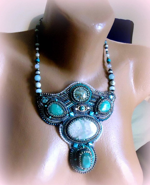 Colier statement broderie manuala/ bead embroiderry/ forma deosebita, cu turquoise african, amazonit rusesc si variscit, unicat irepetabil, bijuterii pe viatal