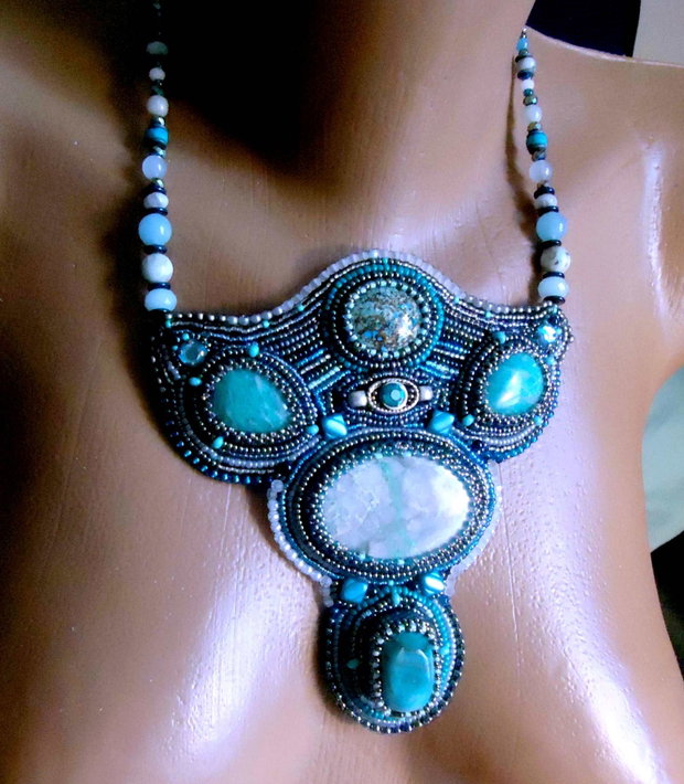 Colier statement broderie manuala/ bead embroiderry/ forma deosebita, cu turquoise african, amazonit rusesc si variscit, unicat irepetabil, bijuterii pe viatal