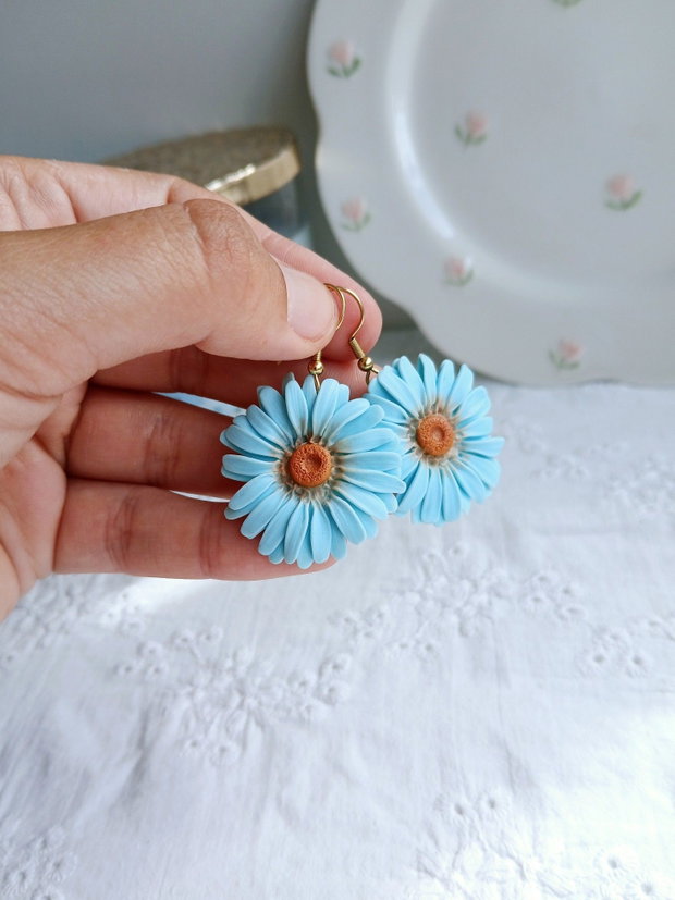 Cercei Blue Flowers