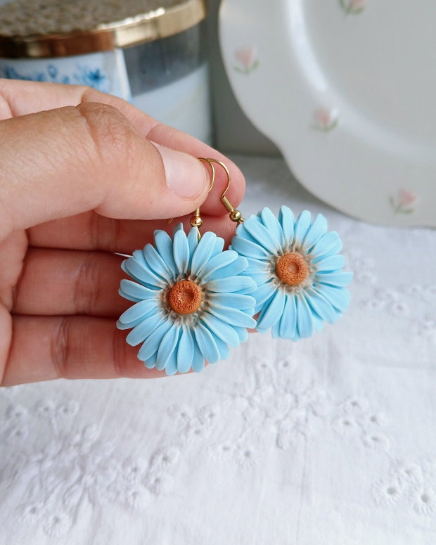Cercei Blue Flowers