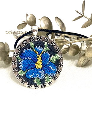 Colier brodat manual- broderie cu flori