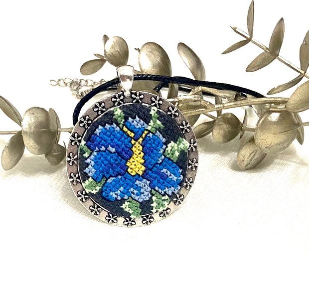 Colier brodat manual- broderie cu flori