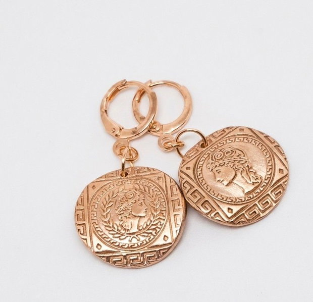 Cercei unicat, din bronz, tip moneda, asimetrici, inspirati din mitologia Greciei Antice, cu efigii ale zeitei Atena, in chenare cu motive traditionale