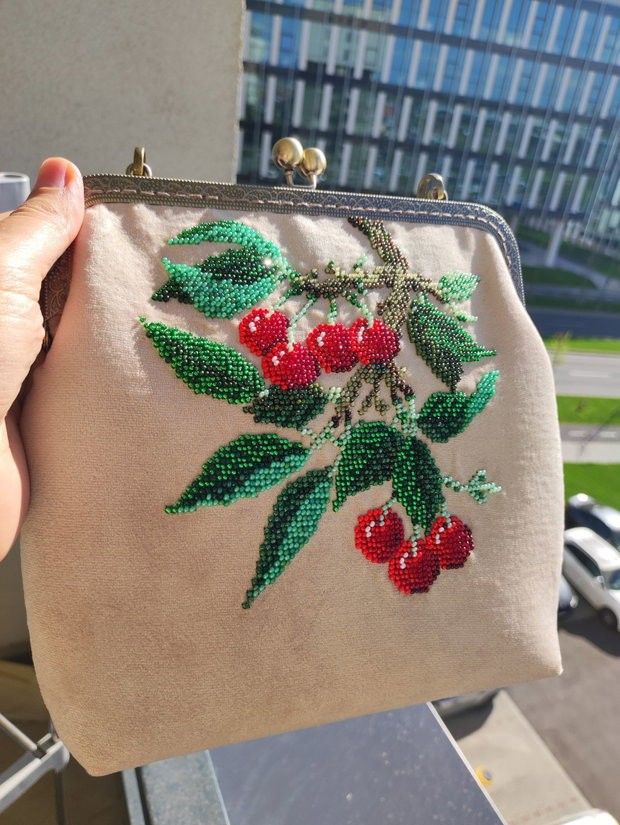 Poșetă brodată Cireșe