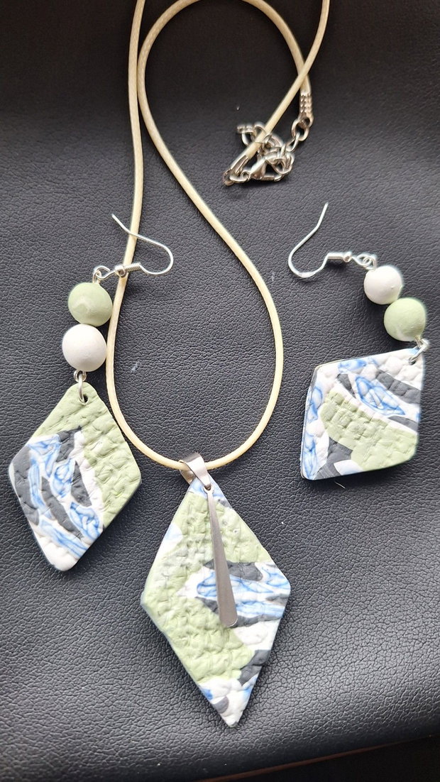 Set bijuterii handmade - Cercei și colier din lut polimeric, model geometric