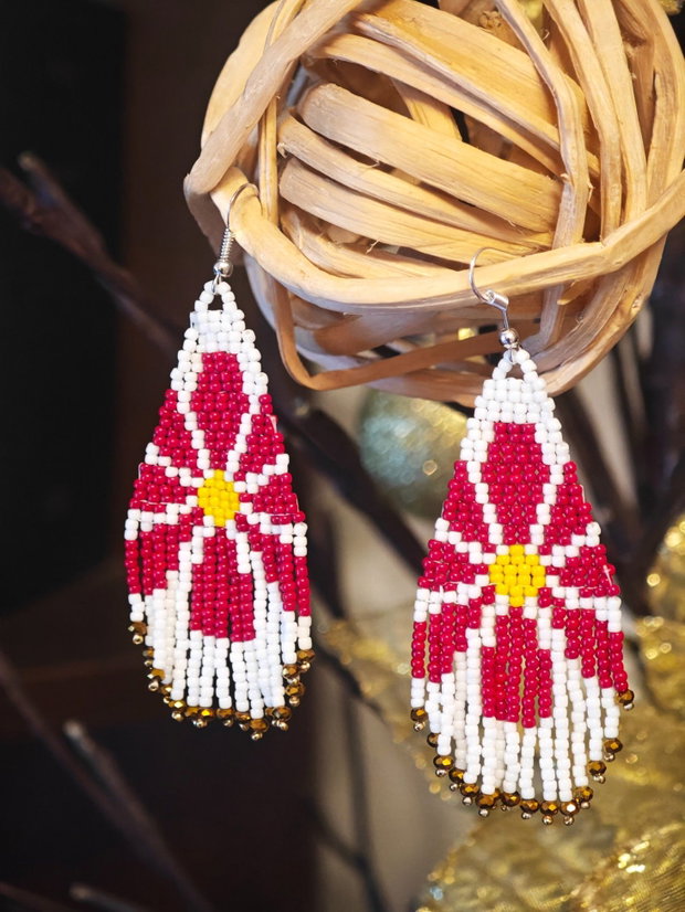 Cercei unicat Boho lungi margareta alb - roșu din mărgele sticla Cehia