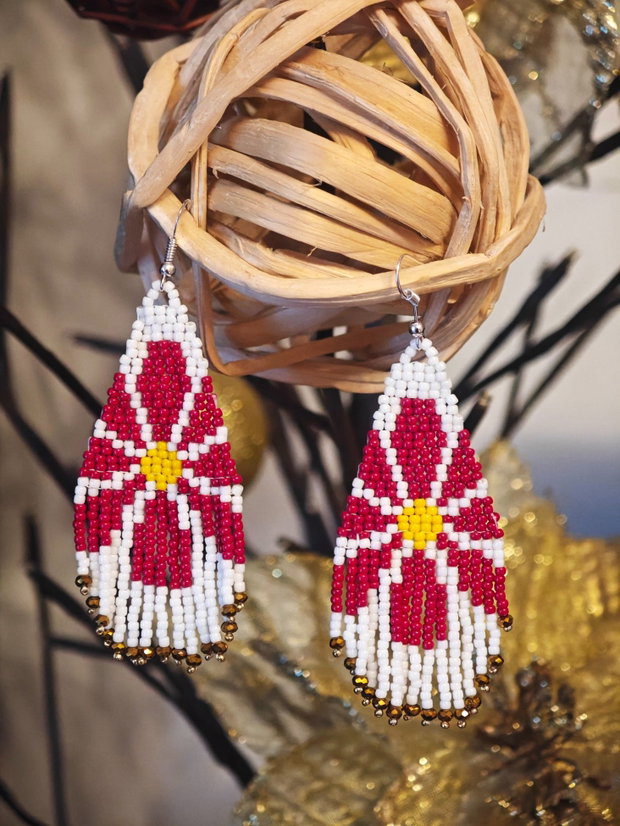 Cercei unicat Boho lungi margareta alb - roșu din mărgele sticla Cehia