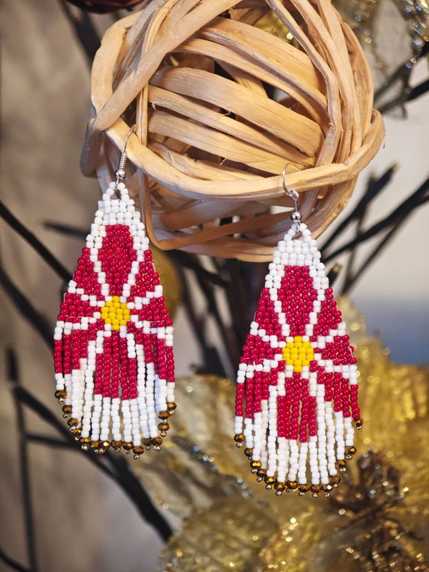 Cercei unicat Boho lungi margareta alb - roșu din mărgele sticla Cehia