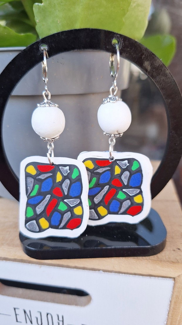 Cercei handmade din lut polimeric, model vitraliu/mozaic multicolor cu baze albe