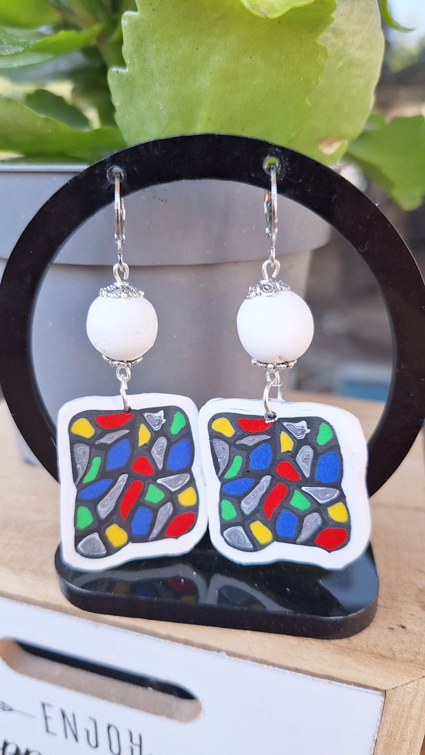 Cercei handmade din lut polimeric, model vitraliu/mozaic multicolor cu baze albe