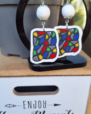 Cercei handmade din lut polimeric, model vitraliu/mozaic multicolor cu baze albe