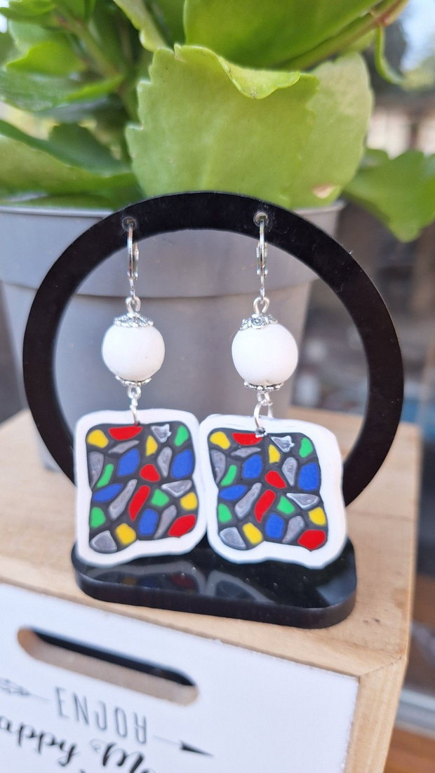 Cercei handmade din lut polimeric, model vitraliu/mozaic multicolor cu baze albe