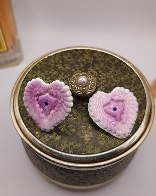 Set Love alb-lila cu brosa si inel portelan