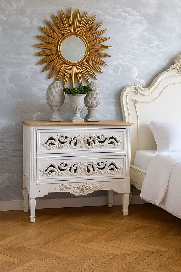 Comoda din lemn masiv alb cu modele perforate