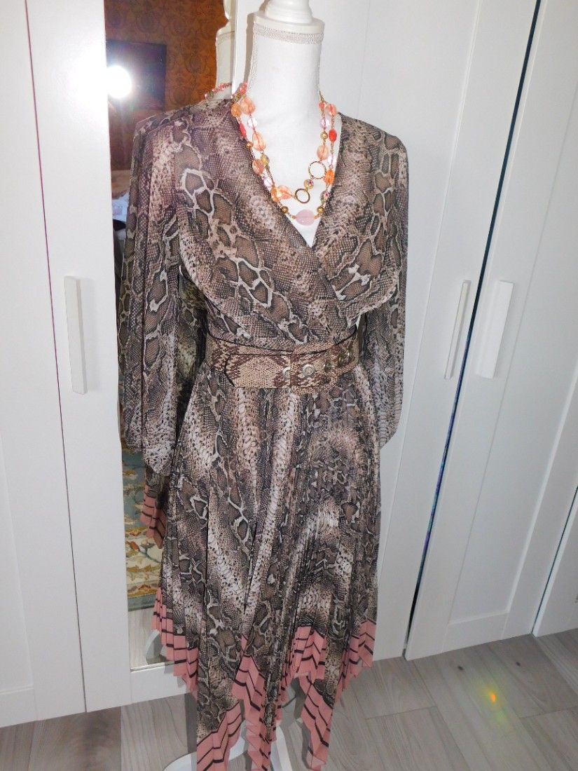 Rochie noua , deosebita, masura 36 , captusita, curea , model plisat , deosebit