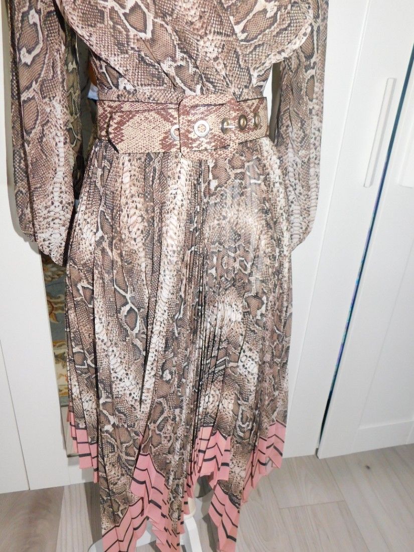 Rochie noua , deosebita, masura 36 , captusita, curea , model plisat , deosebit
