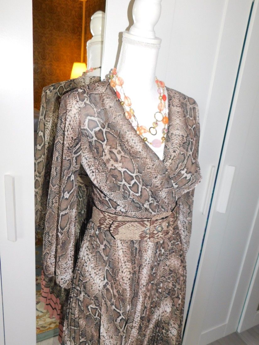 Rochie noua , deosebita, masura 36 , captusita, curea , model plisat , deosebit