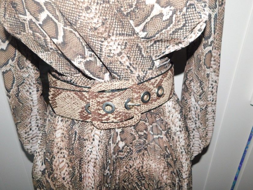 Rochie noua , deosebita, masura 36 , captusita, curea , model plisat , deosebit