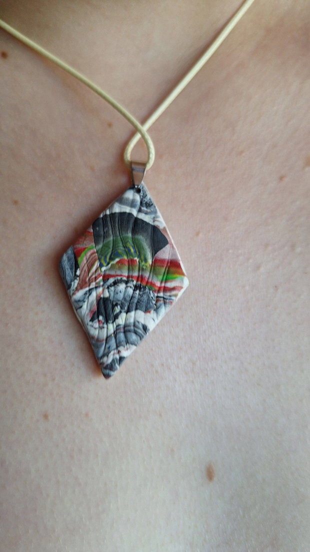 Set unicat din lut polimeric  Cercei lacrimă și pandantiv romb cu șnur, model mozaic multicolor abstract