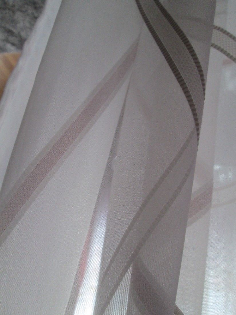 perdea alba cu dungi