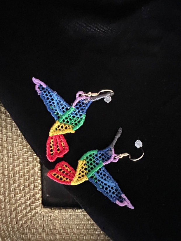 Cercei Brodați FSL Colibri Curcubeu - Oțel Inoxidabil Hipoalergenic, Bijuterii Textile Ușoare - Tiny Nest Decor