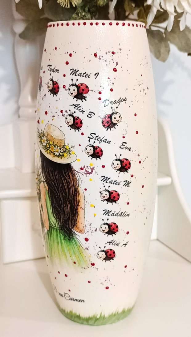 Vaza personalizata cu flori și buburuze