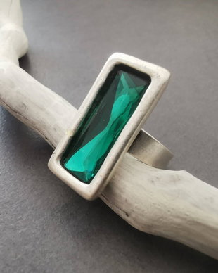 Inel din zamac argintat si cristal verde smarald I6